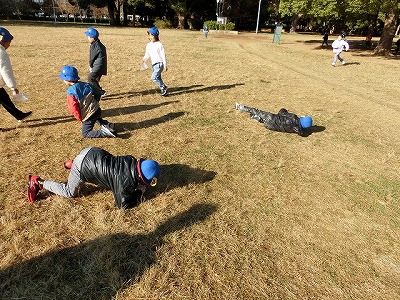 芝生で転がって