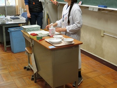 給食の食器を使って説明