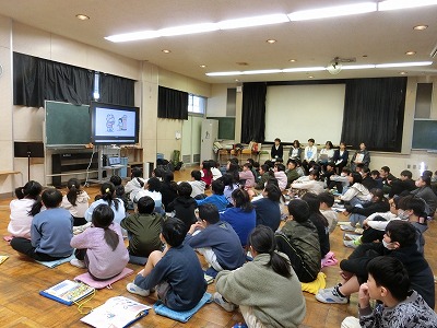 5年生全体、視聴覚室にて