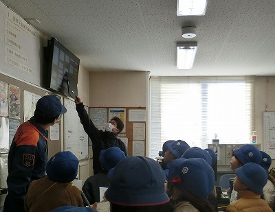 署内にてモニターの説明