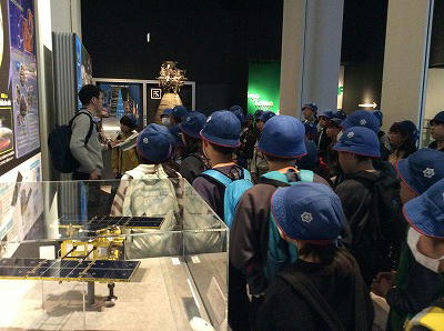 はやぶさ２展示の前で