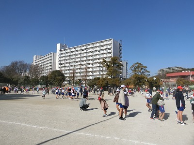 青空の下、長縄をしました