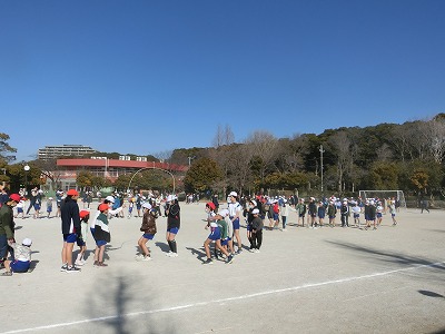 高学年は低学年の面倒をよくみています