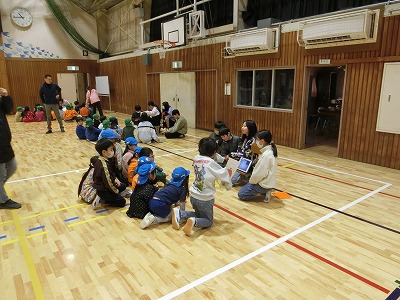 5年生による読み聞かせ、タブレットを使ったクイズ