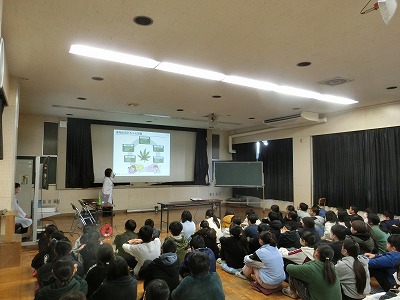 スライドを使って説明しています