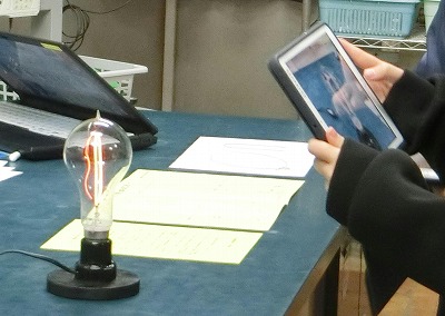 エジソン電球をタブレットで撮影