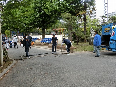 正門付近の側溝もきれいに