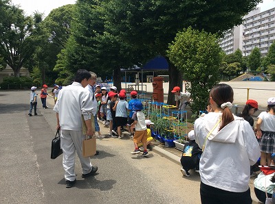 外で一人一人の鉢の野菜の様子にアドバイスをいただきました
