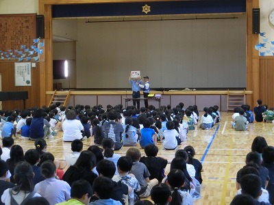 全校で体育館に集まり、お話を聞きました