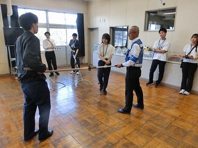 職員によるさすまたの研修の様子