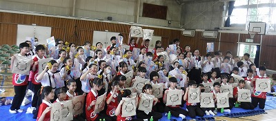 昼食後に、それぞれの学校同士、プレゼント交換をしました
