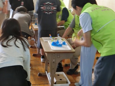 水素ロケットを飛ばす体験を一人ずつ行いました