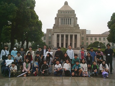 国会議事堂をバッグに記念撮影