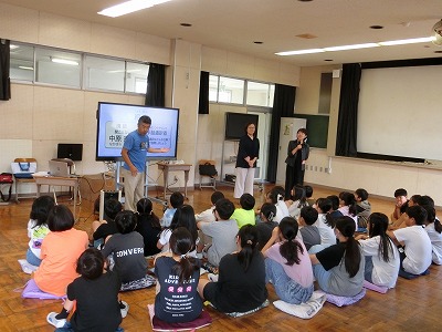 講師の先生と手話通訳者2名
