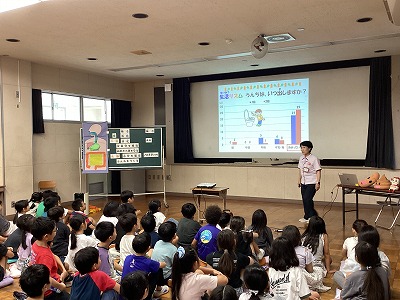 子どもたち、うんちの話をしっかりきいています