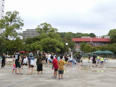水かけ、水鉄砲、バケツ、すぐにびちゃびちゃ