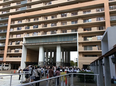 大きなマンション中庭での演奏です
