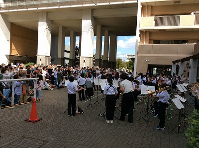 最後は東小・西小合同で楽しく演奏・ダンスです