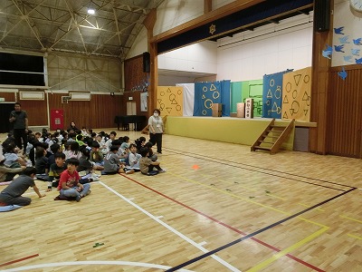全校児童集まり、先生の説明