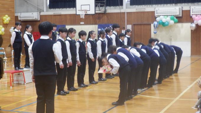 ６年生に花束贈呈