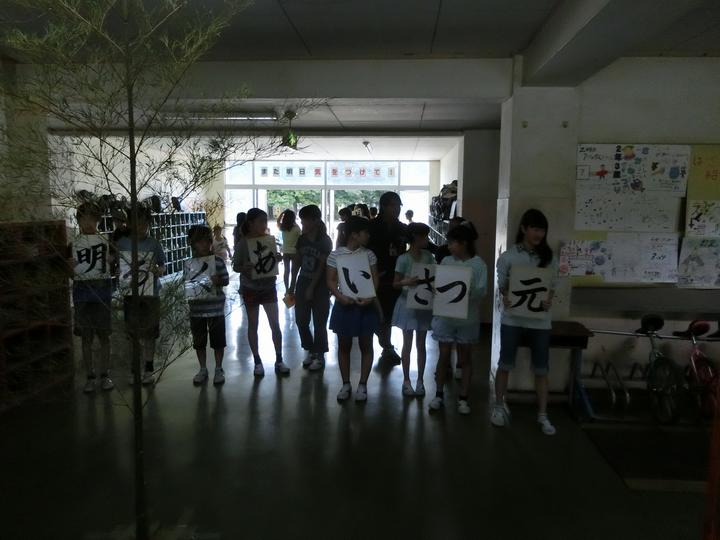 挨拶運動（低学年昇降口）