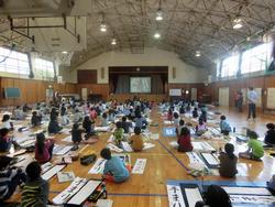 体育館での書初め練習