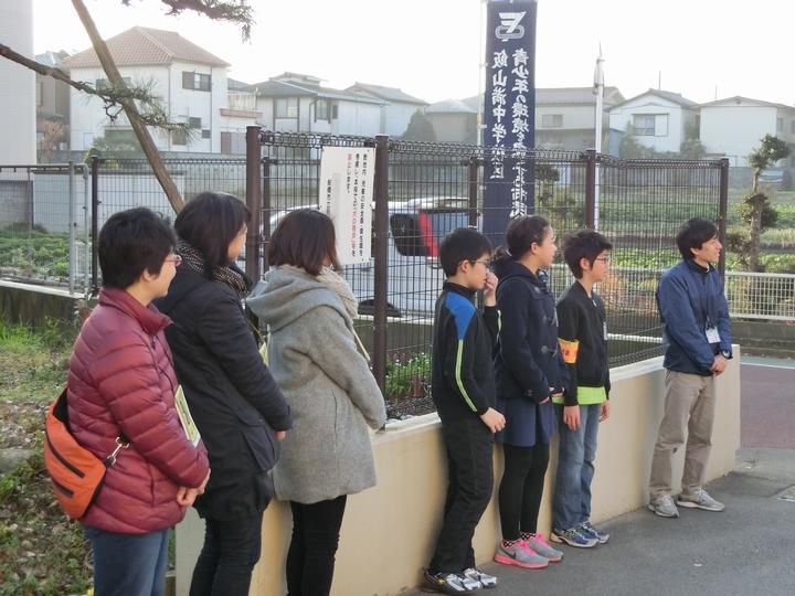正門前