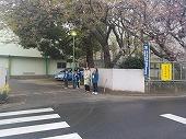 裏門側
