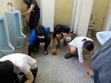 仕上げは床磨き