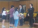 お礼の言葉と花束贈呈
