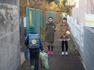 飯山満の森の下で