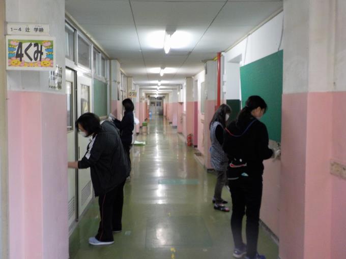 校内消毒作業