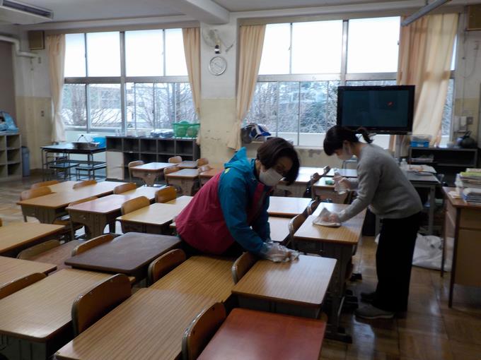 校内消毒作業