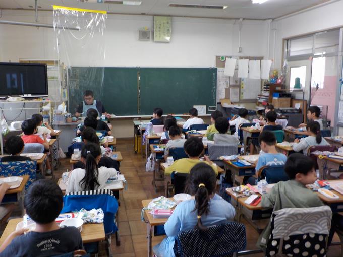 静かに聞いています
