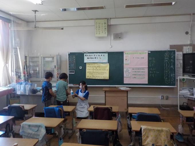 クリームを手に塗る