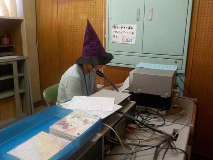 魔女に扮して読み聞かせ