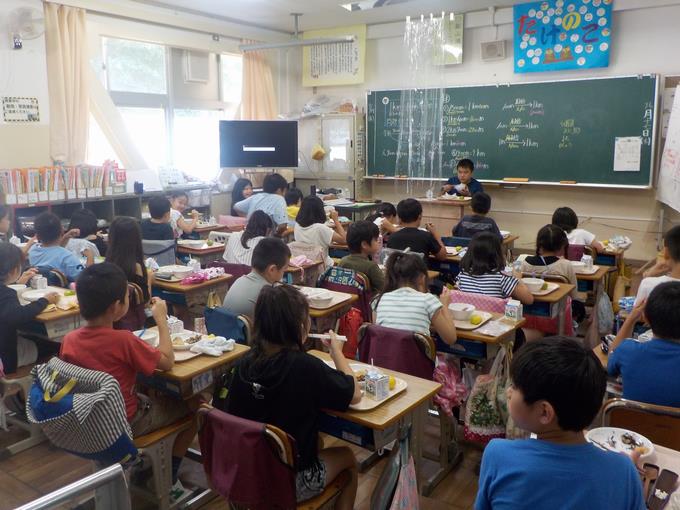 集中して聞いています