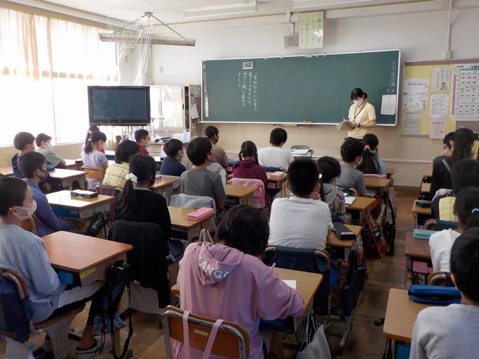 集中して聞いています。