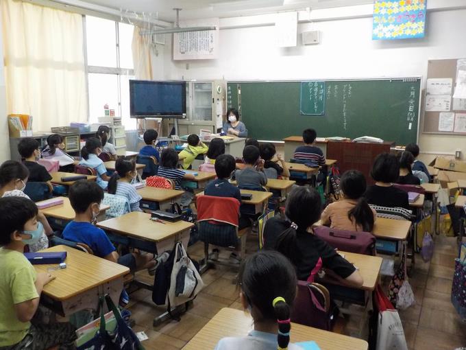 集中して聞いています。
