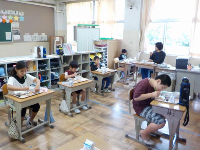 6組給食風景