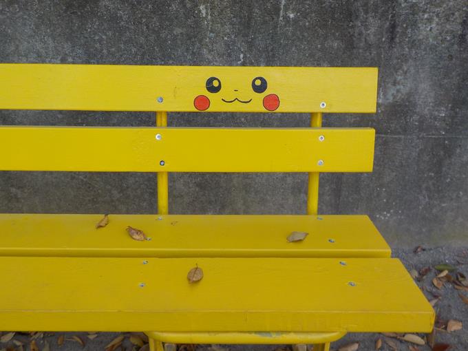 黄色のベンチ