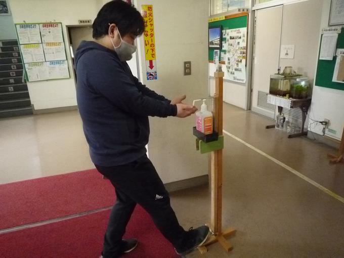 ペダルを踏んで消毒