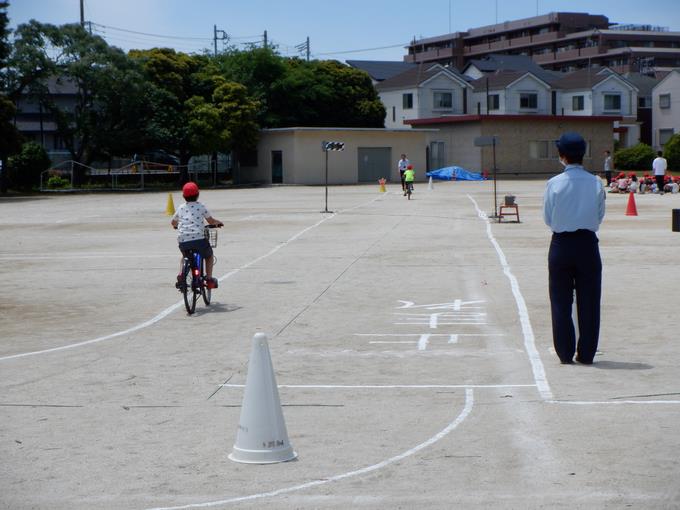 自転車を乗る4年生