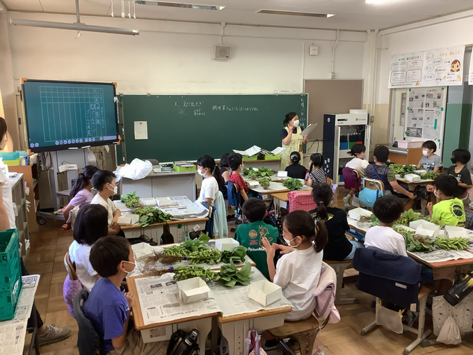栄養士の先生からお話を聞きます