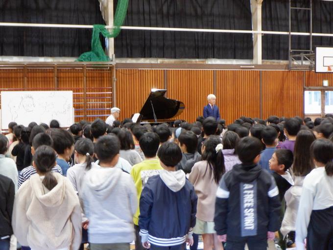 先生のピアノで校歌熱唱♪