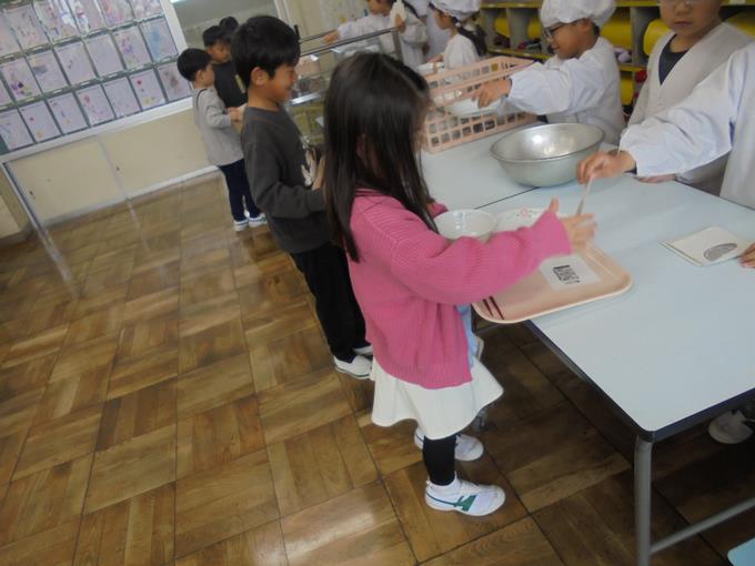 1年 給食の練習中
