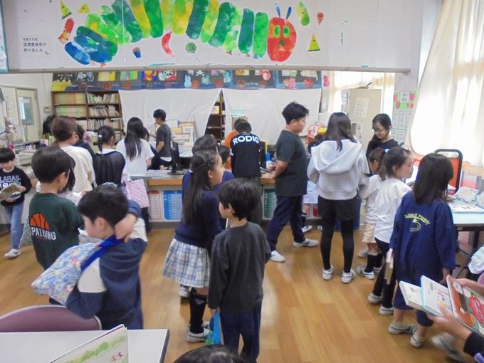 図書館は大賑わい