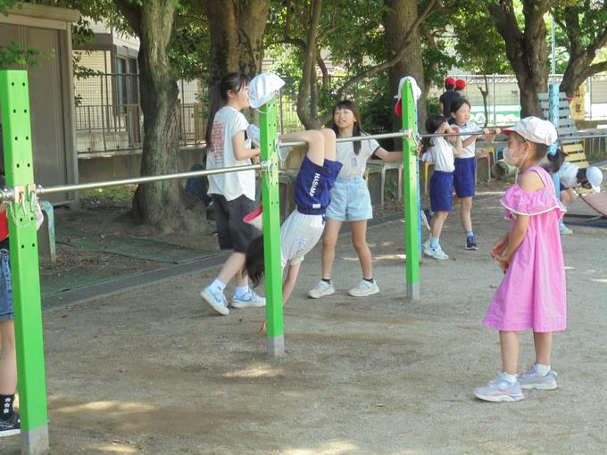 休み時間、鉄棒を楽しむ子供たち