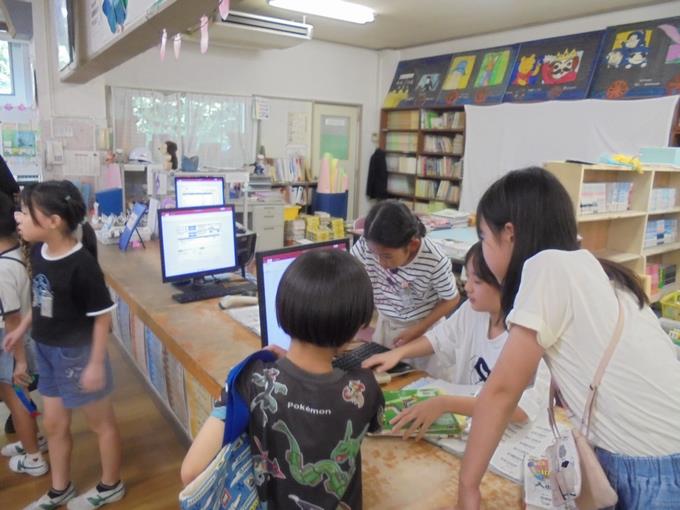 図書館は大賑わい