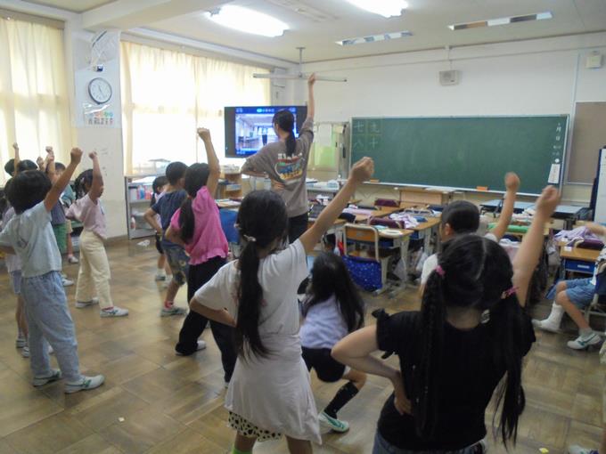 1年ダンスの練習中